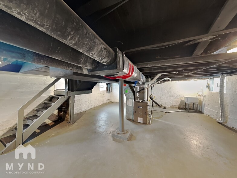 Building Photo - 153 N Oakley Ave