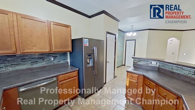 Building Photo - Beautiful Two Story Townhome with Lots of Storage!!