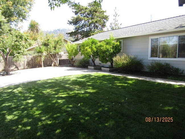 Building Photo - Beautiful single story home with amazing b...