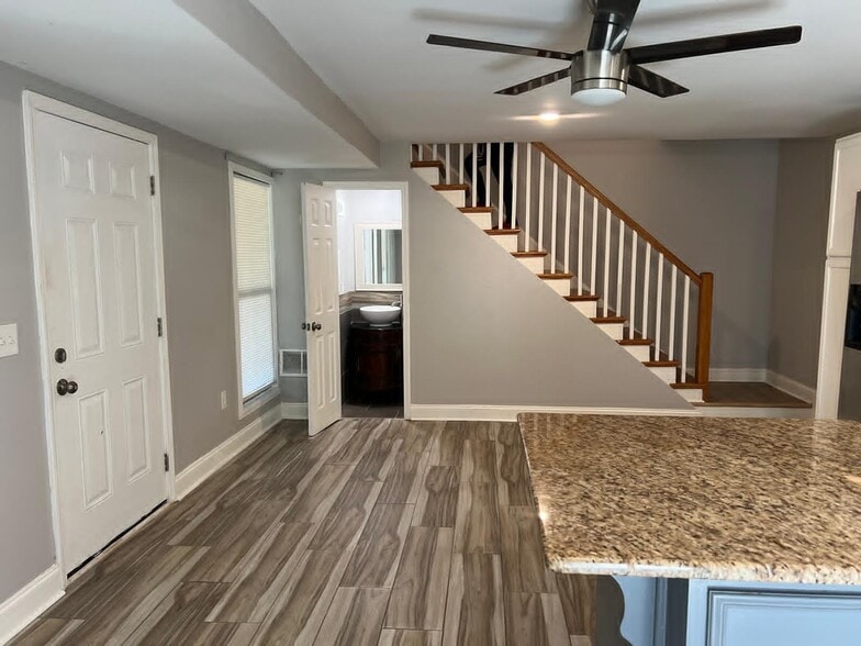 Building Photo - 6012 Meadowbrook Dr