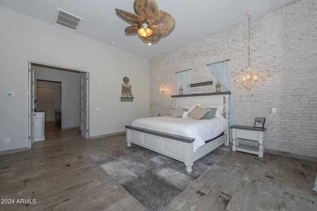 Building Photo - 5861 E Cloud Rd