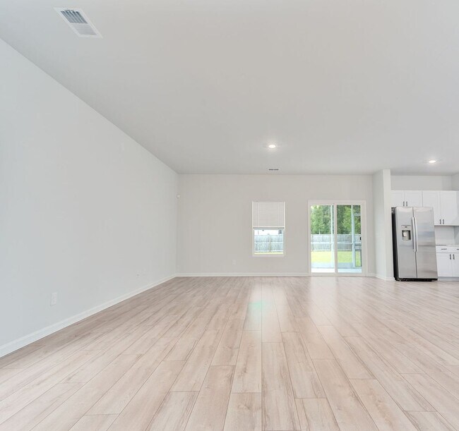 Building Photo - Bright & Spacious Living in Charleston’s G...