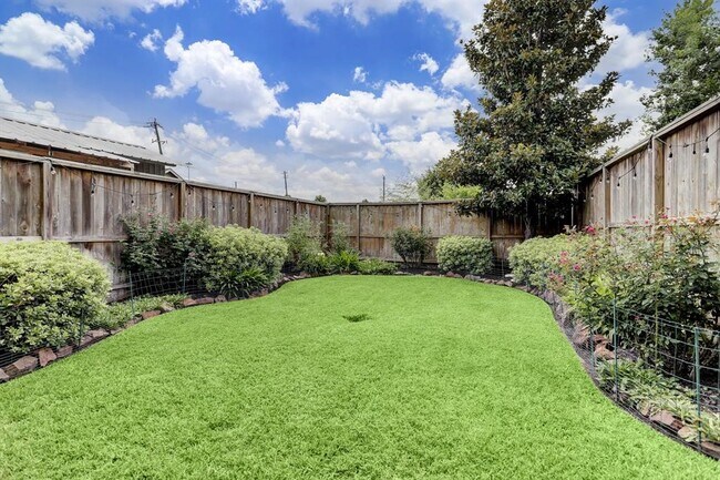 Building Photo - 5805 Larkin St