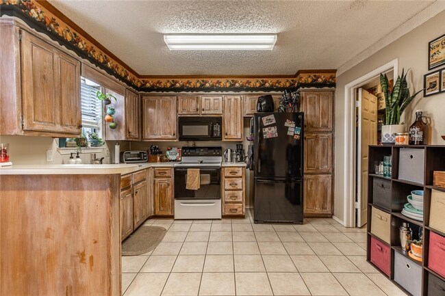 Building Photo - 2 Bd / 2 Ba Townhome Minutes Away From Campus & Downtown!