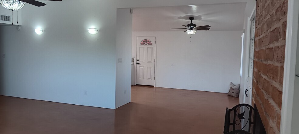 Building Photo - 3920 E Poe St