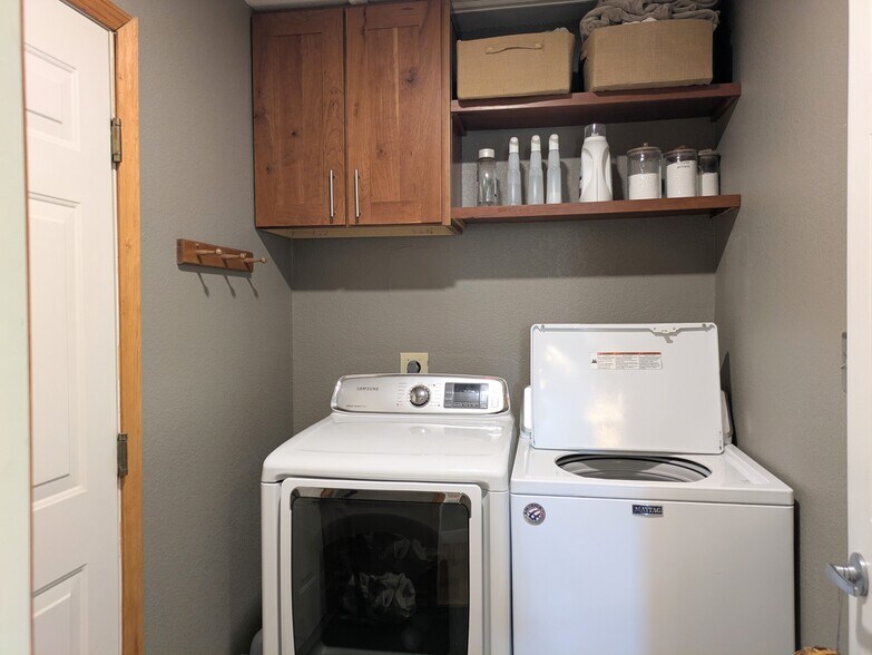 Building Photo - 306 Linden St