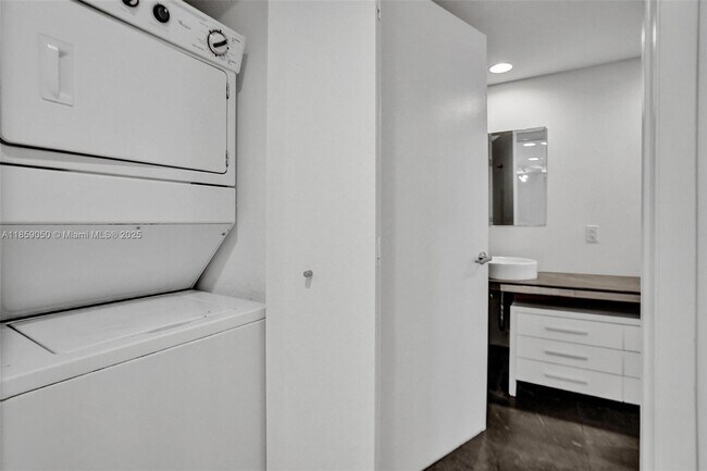 Building Photo - 475 Brickell Ave