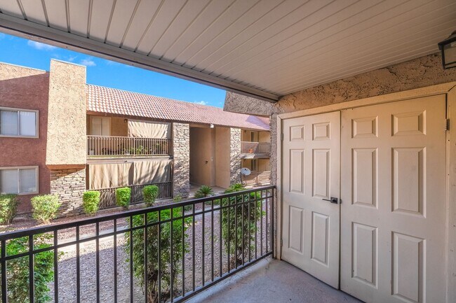 Building Photo - Modern Condo in Guard-Gated Community!