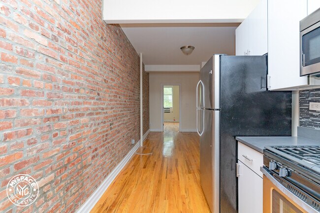 Primary Photo - 657 Knickerbocker Ave