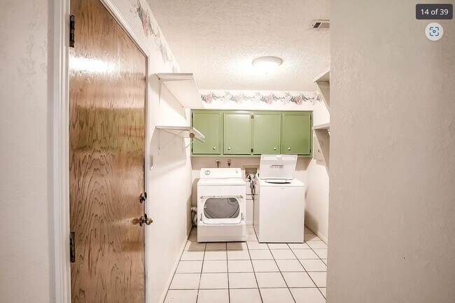 Building Photo - 2005 Magic Hill Dr