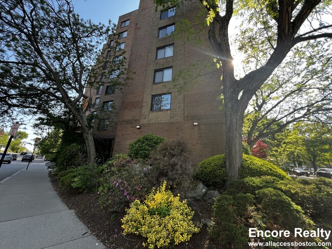 Building Photo - 1243 Beacon St