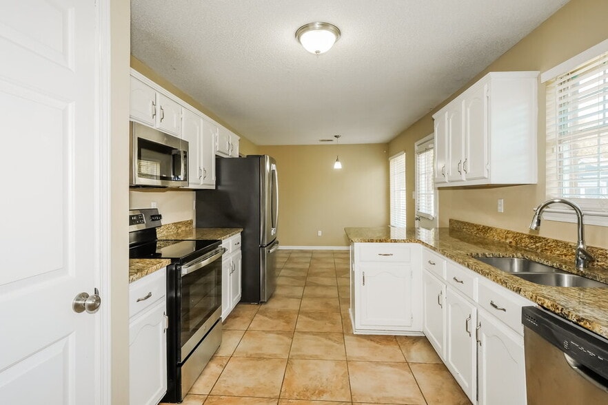 Building Photo - 6916 Fox Briar Cove