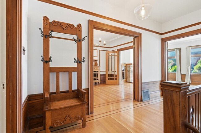 Building Photo - Light Filled Condo in Noe Valley+ Parking Included+ Laundry In unit - Please Contact for Showing ...