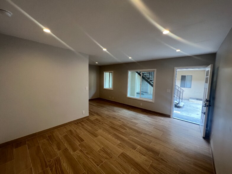 Building Photo - 13425 Vanowen St