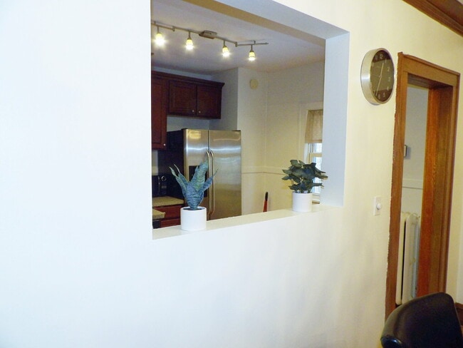 Building Photo - 2 Bedroom Condo in Brownstone