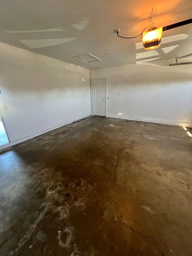 Building Photo - Oxnard - Four bedroom, two bathroom, singl...