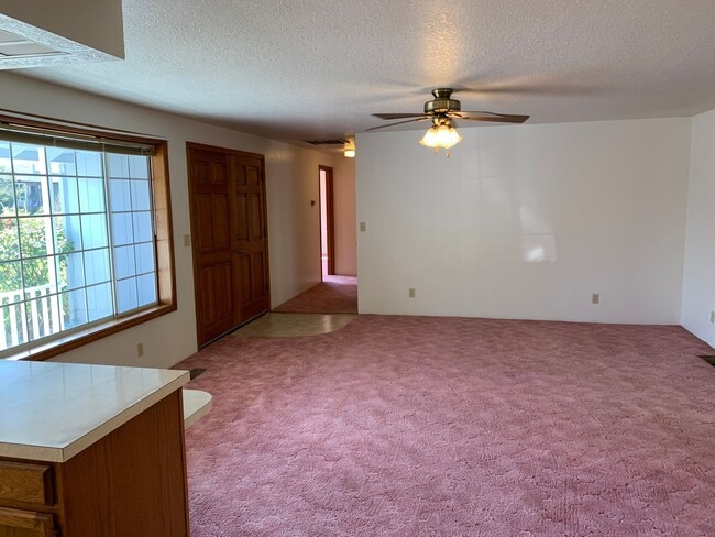 Building Photo - Large 2 Bedroom Hucrest Home! 1 Year Lease Required