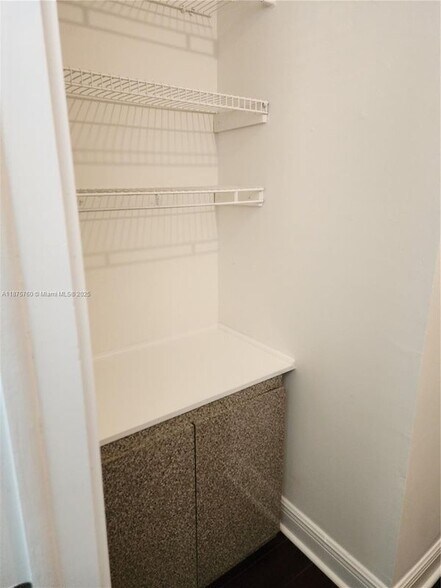 Building Photo - 681 S Hollybrook Dr