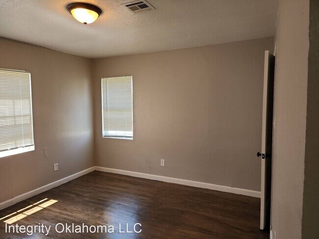 Building Photo - 2 br, 1 bath House - 900 N. Redbud Dr.