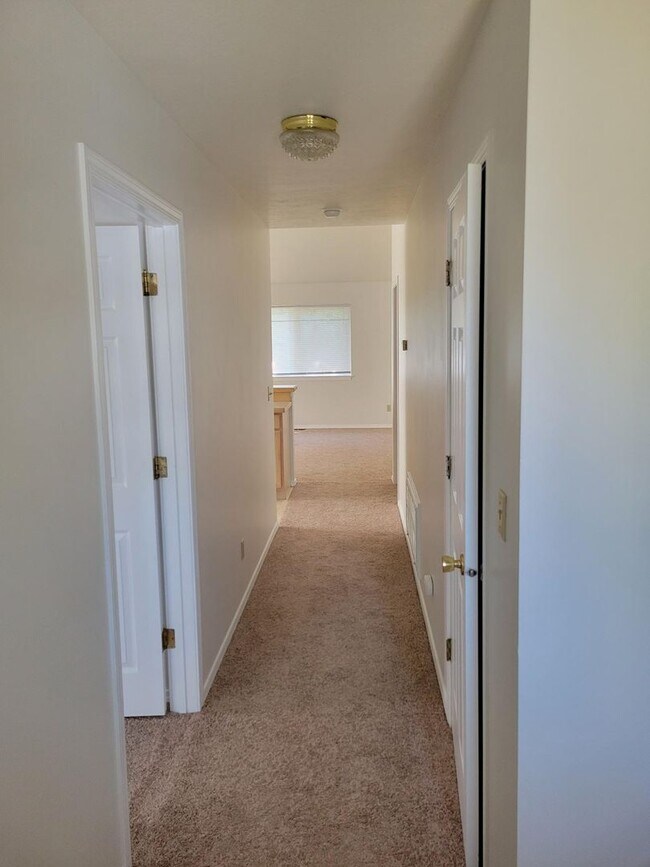 Building Photo - Newly remodeled 2 Bed, 2 Bath Duplex with ...