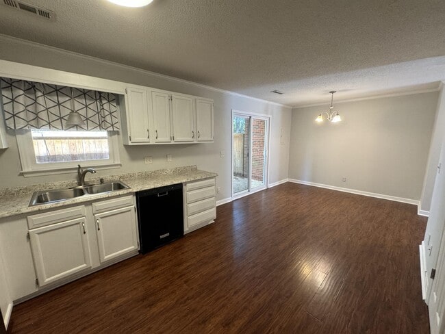 Building Photo - 2700 Thackery Rd