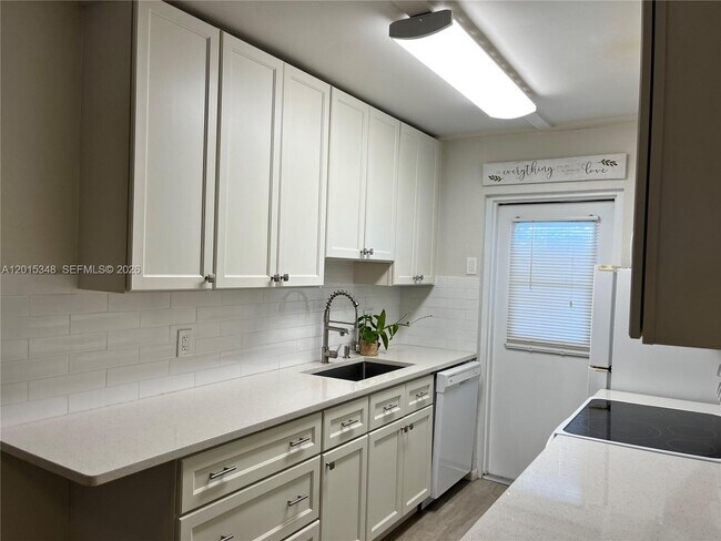 Building Photo - 6550 Royal Palm Blvd