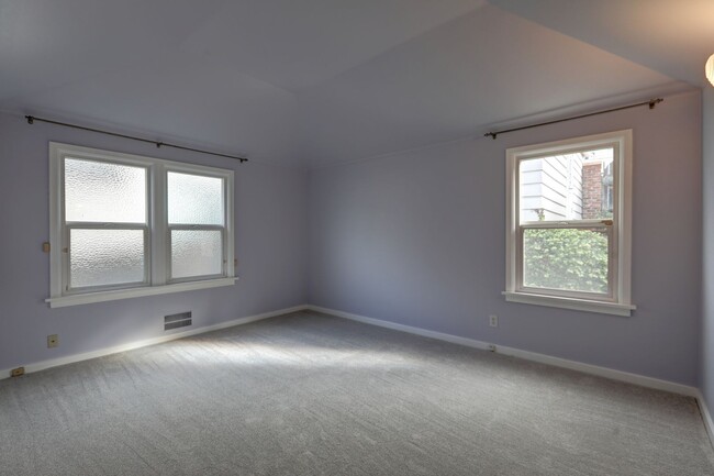 Building Photo - Unique Laurelhurst 3 Bedrooms with 2 Bathr...