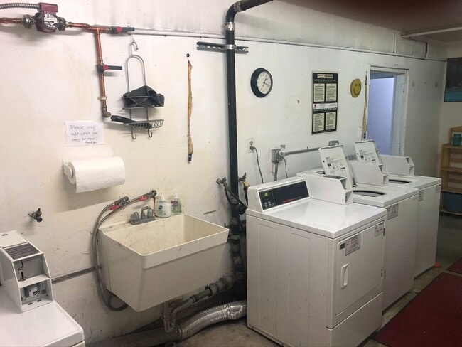 Building Photo - Remodeled Studio in the Haight. Elevator B...