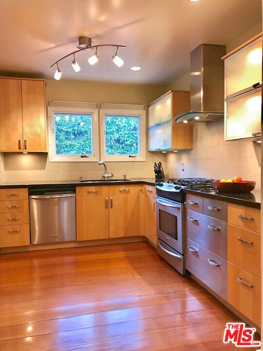 Building Photo - 1153 N Poinsettia Pl