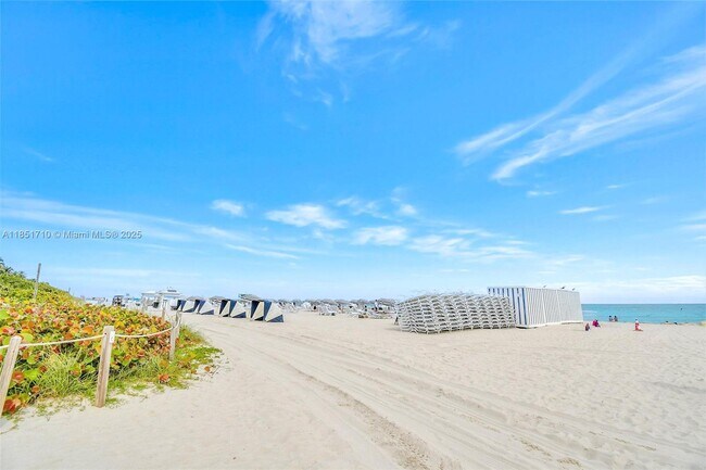 Building Photo - 2924 Collins Ave