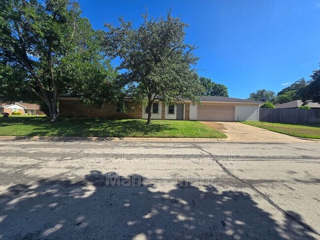 Building Photo - 1911 Green Meadow Ct