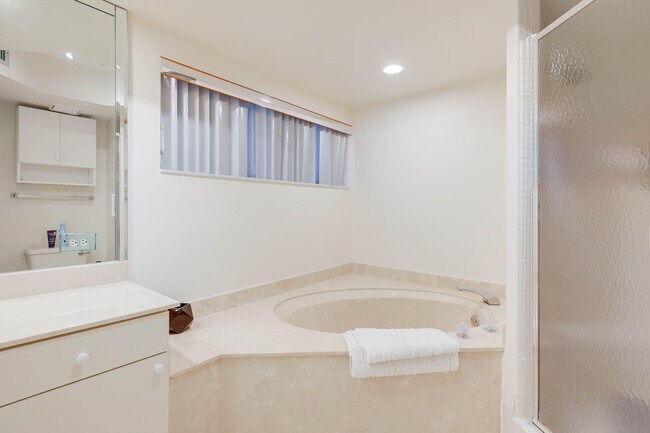 Building Photo - 5279 Fountains Dr S