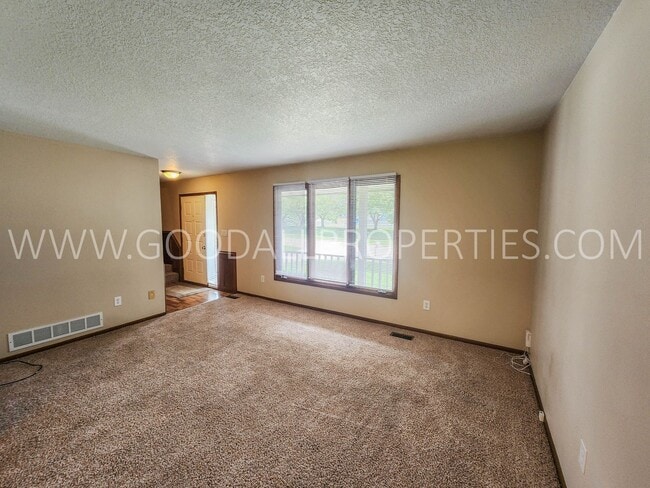 Building Photo - Executive 4 Bedroom Home in West Des Moine...