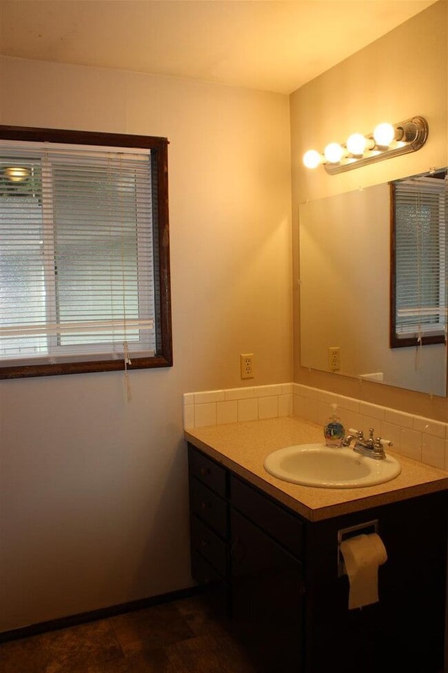 Building Photo - Beautiful 2 Bedroom 1.5 Bathroom Condo!
