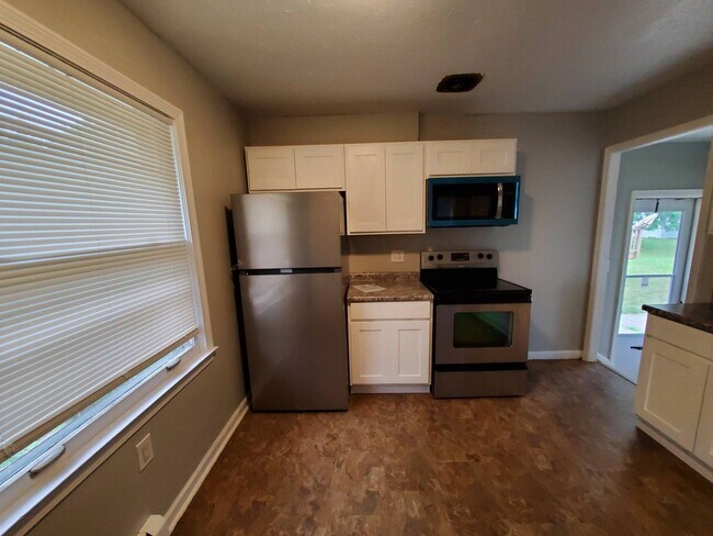Building Photo - Charming 4-Bedroom Property in Prime Location