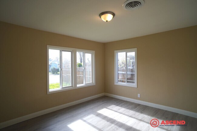 Building Photo - Adorable 4 Bedroom Bungalow!