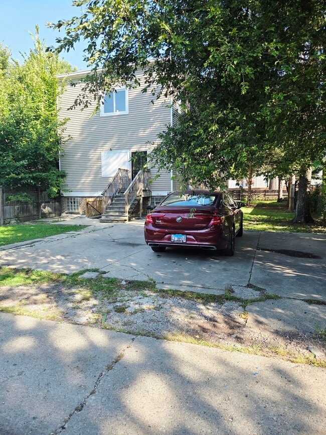 Building Photo - 2041 W Marquette Rd