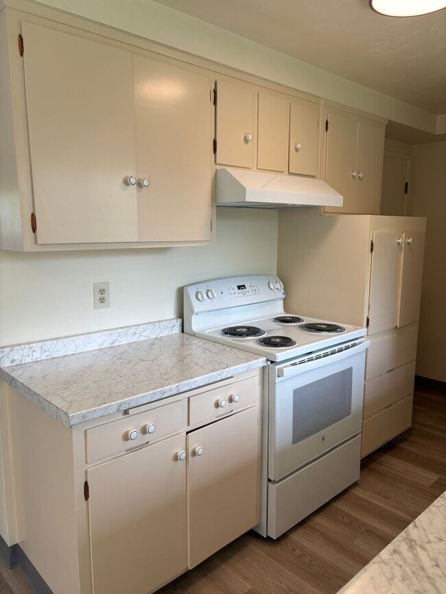 Building Photo - Updated 2BD/1BA Duplex in Cal Young Neighborhood
