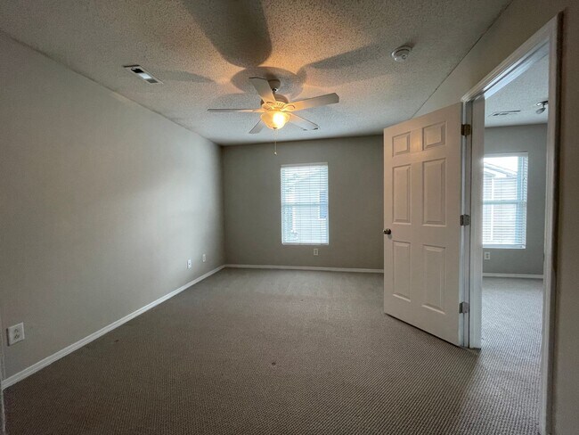 Building Photo - SPACIOUS 3bed/2.5bath TOWNHOME w/1st floor...