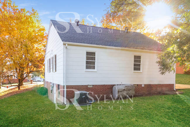 Building Photo - Cute, cozy and comfortable