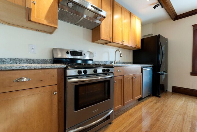 Building Photo - Nicely renovated, pet friendly 3 bed 3.5 bath unit for September!
