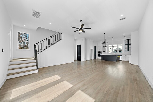 Building Photo - 1005 E 28th St