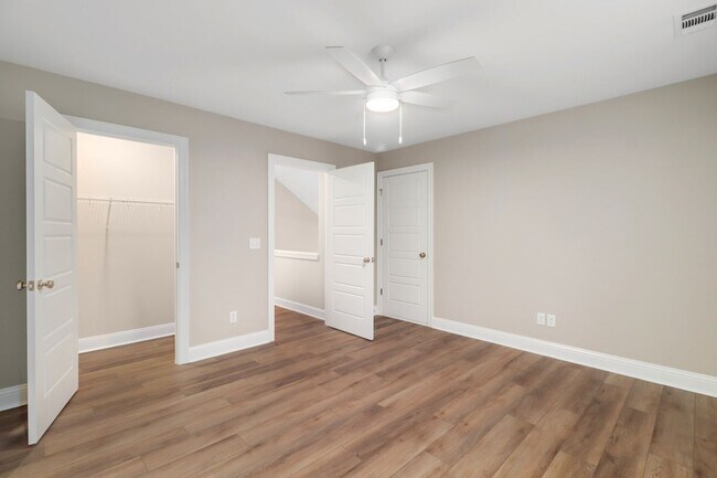 Building Photo - 204 Pineland Dr