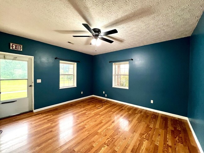 Building Photo - 3 bedroom close to Interstate in Kodak! On...