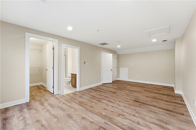 Building Photo - 335 Osona Ln
