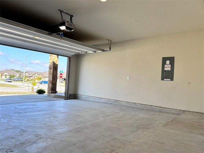 Building Photo - 180 Onna St