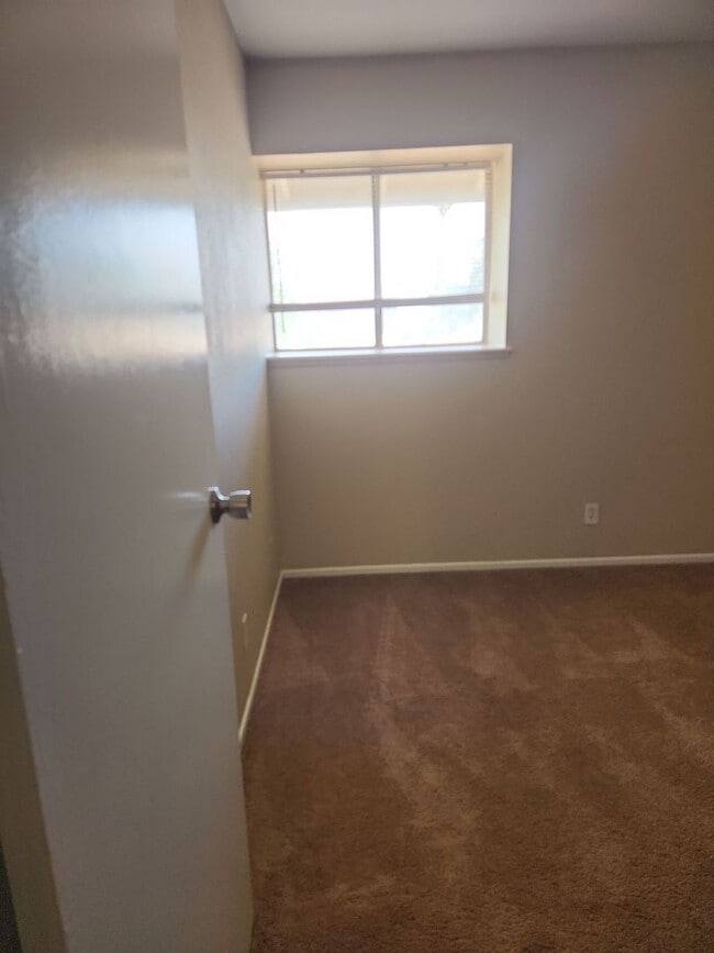 Building Photo - 2 BED, 1 BATH TOWNHOUSE CLOSE TO UNLV!!!!