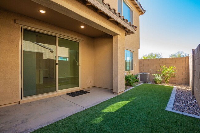 Building Photo - Modern and Spacious Townhome in the Mosaic...