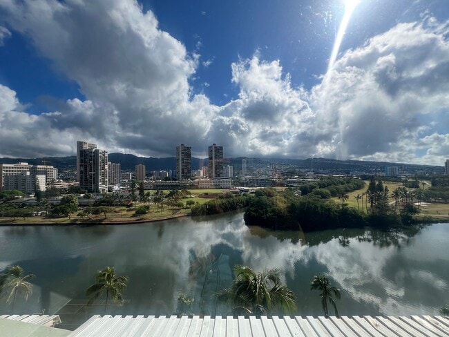 Building Photo - 1 bedroom in Waikiki!