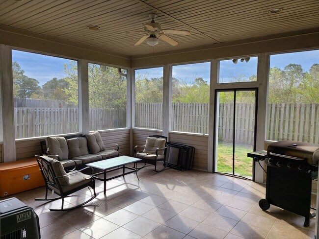 Building Photo - Beautiful unfurnished 3 bedroom, 2.5 bath ...